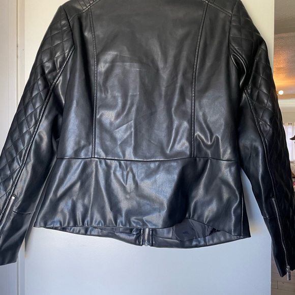 Calvin Klein size medium leather jacket with pockets - Picture 2 of 4